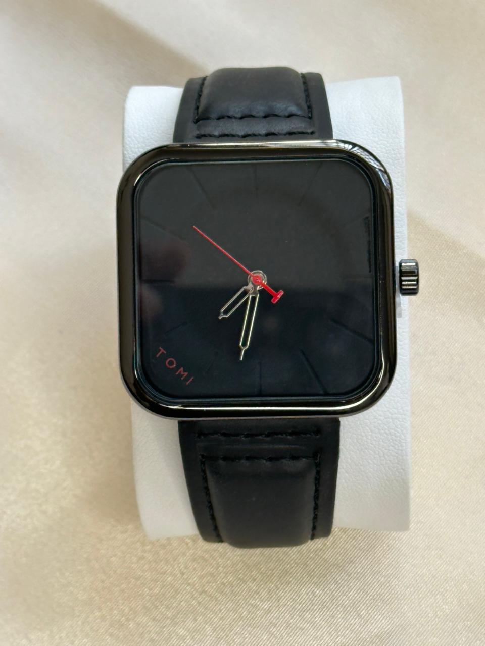 TOMI Black Square Dial Leather Strap Wristwatch - Siyyah
