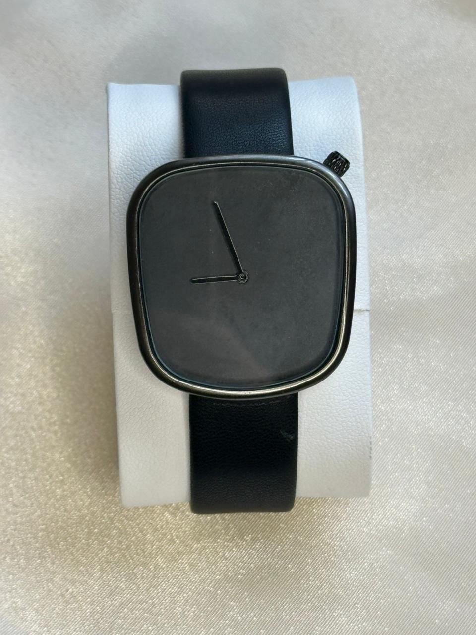 TOMI Shadow Minimal – All-Black Modern Unisex Watch - Siyyah